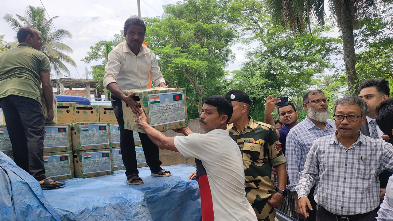 আখাউড়া স্থলবন্দর দিয়ে হস্তান্তর করা হয় ত্রিপুরার আনারস। ছবি : কালবেলা 