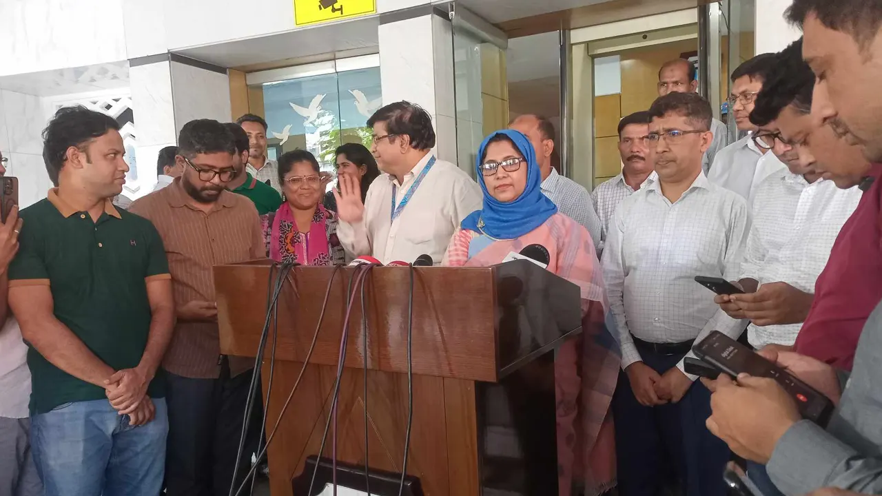 সাংবাদিকদের সঙ্গে কথা বলছেন দুদকের সচিব খোরশেদা ইয়াসিন। ছবি : কালবেলা