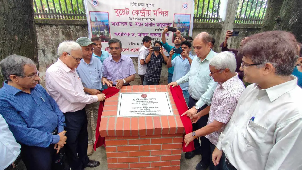 মন্দিরের ভিত্তিপ্রস্তর স্থাপন করেন উপাচার্য অধ্যাপক ড. সত্য প্রসাদ মজুমদার ও উপ-উপাচার্য অধ্যাপক ড. আব্দুল জব্বার খাঁন। ছবি : কালবেলা