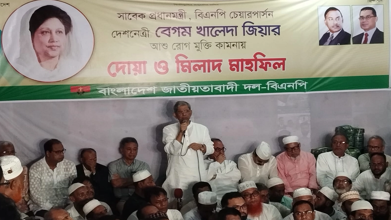 বিএনপির কেন্দ্রীয় কার্যালয়ে এক দোয়া মাহফিলে মির্জা ফখরুল ইসলাম। ছবি : কালবেলা