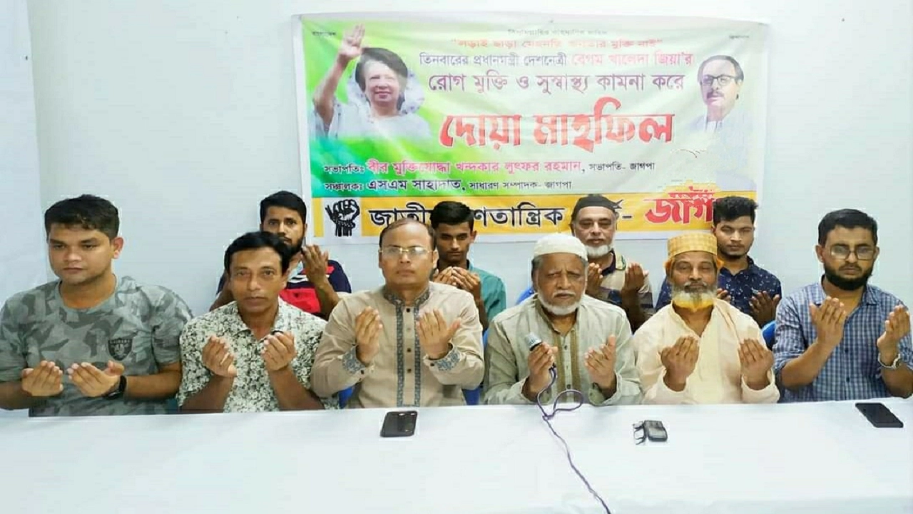 রাজধানীর নয়াপল্টনে জাগপার কেন্দ্রীয় কার্যালয়ে এক দোয়া মাহফিলে কথা বলেন দলটির সভাপতি খন্দকার লুৎফর রহমান। ছবি : কালবেলা