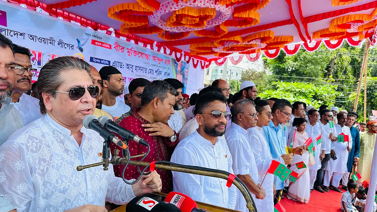 সোনারগাঁয়ে আওয়ামী লীগের প্লাটিনাম জয়ন্তী উদ্‌যাপনে মঞ্চে অতিথিবৃন্দ। ছবি : কালবেলা