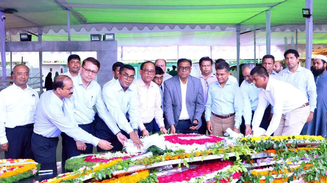 বঙ্গবন্ধু শেখ মুজিবুর রহমানের প্রতিকৃতিতে শ্রদ্ধা নিবেদন করেছেন স্থানীয় সরকার সচিবসহ ঊর্ধ্বতন কর্মকর্তারা। ছবি : কালবেলা