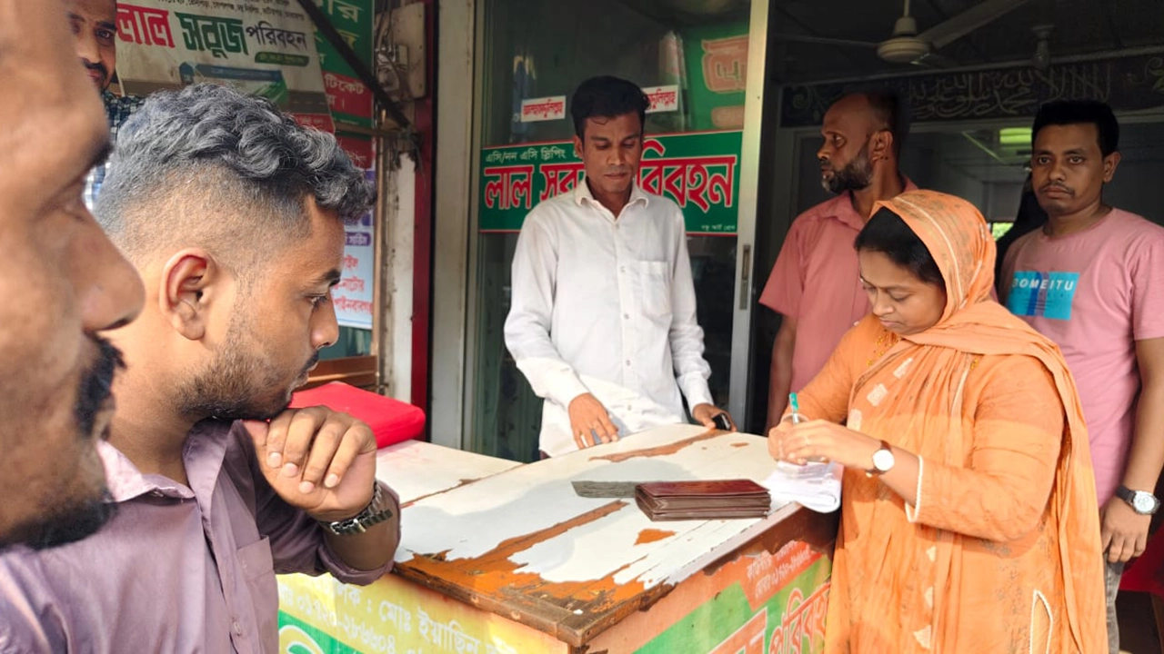 নোয়াখালীর সোনাইমুড়ীতে লাল সবুজ বাস কাউন্টারে ভ্রাম্যমাণ আদালতের অভিযান। ছবি : কালবেলা