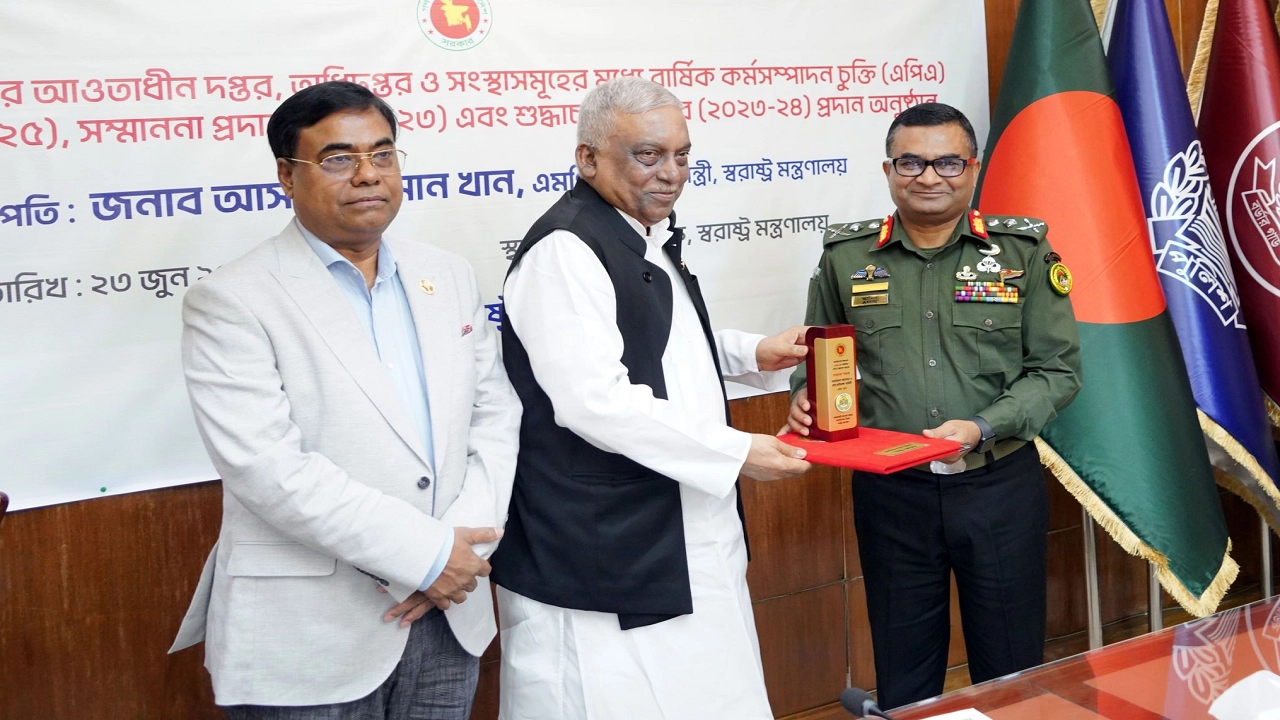 স্বরাষ্ট্রমন্ত্রী আসাদুজ্জামান খান আনসার বাহিনীর মহাপরিচালক মেজর জেনারেল একেএম আমিনুল হকের হাতে সনদ ও ক্রেস্ট তুলে দেন। ছবি : কালবেলা