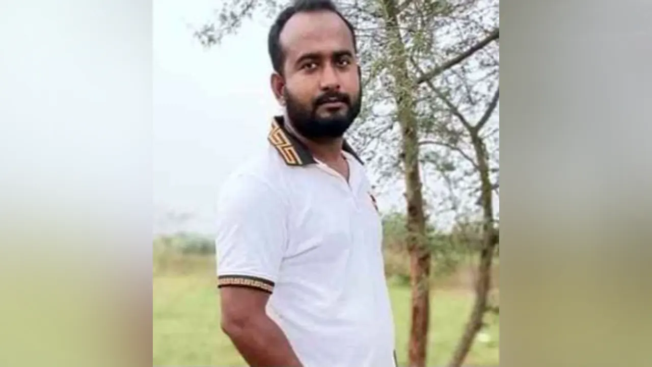 পল্লী বিদ্যুতের লাইনম্যান আব্দুল খালেক। ছবি : সংগৃহীত