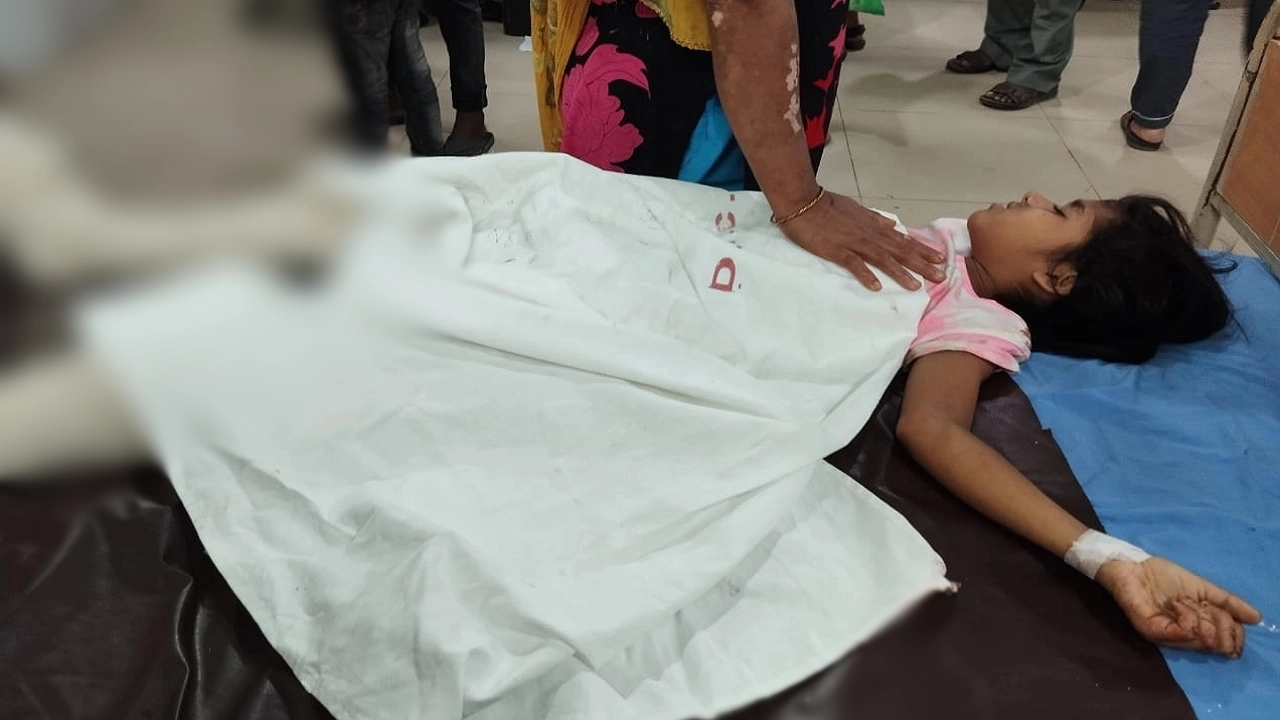 ট্রেনে কাটা পড়ে আহত শিশু রাবেয়া। ছবি : কালবেলা