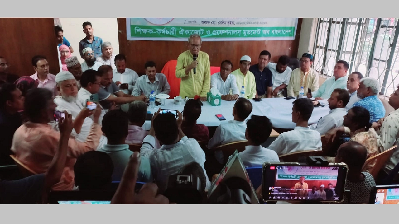 দোয়া মাহফিলে বক্তব্য দেন রিজভী। ছবি : কালবেলা
