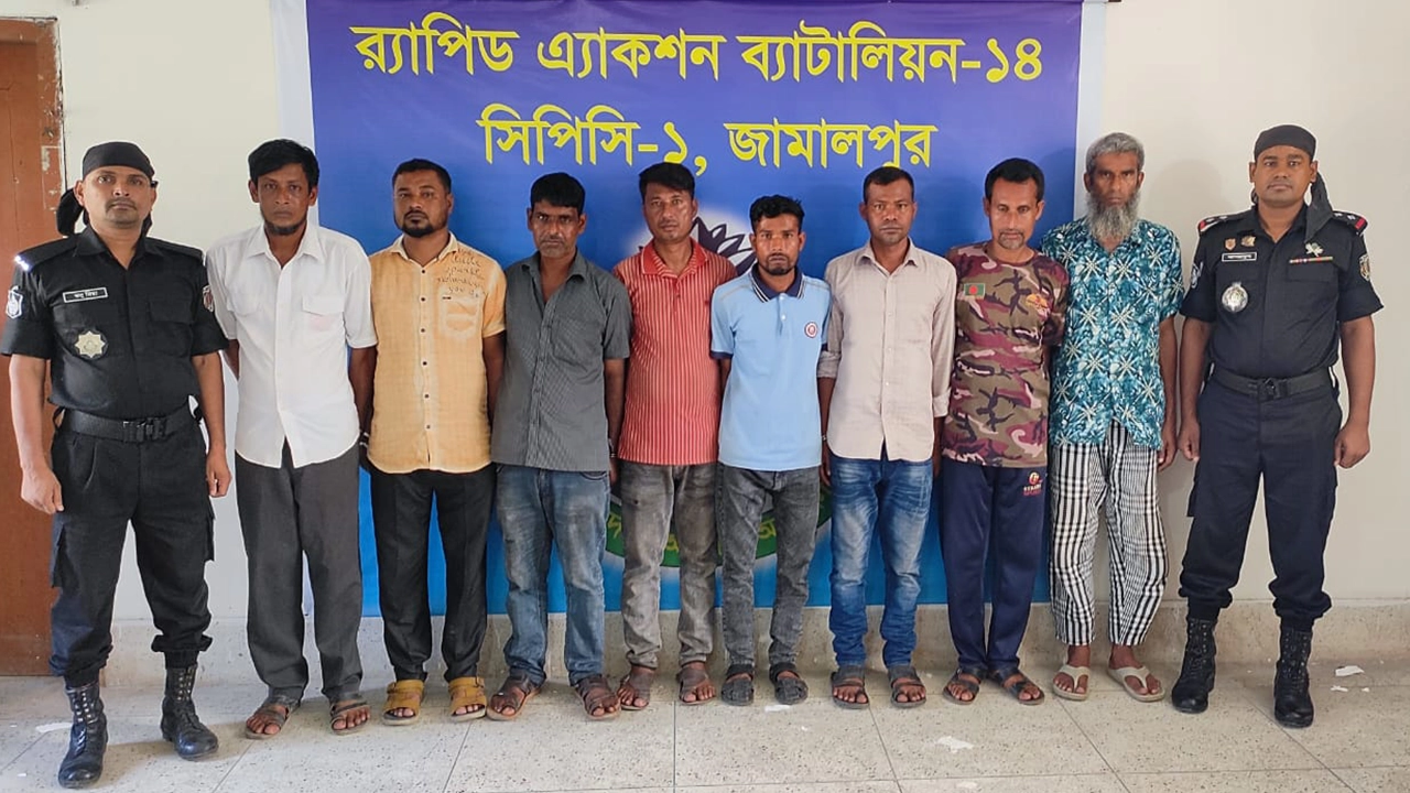চাঁদাবাজির অভিযোগে গ্রেপ্তার ব্যক্তিরা। ছবি : কালবেলা
