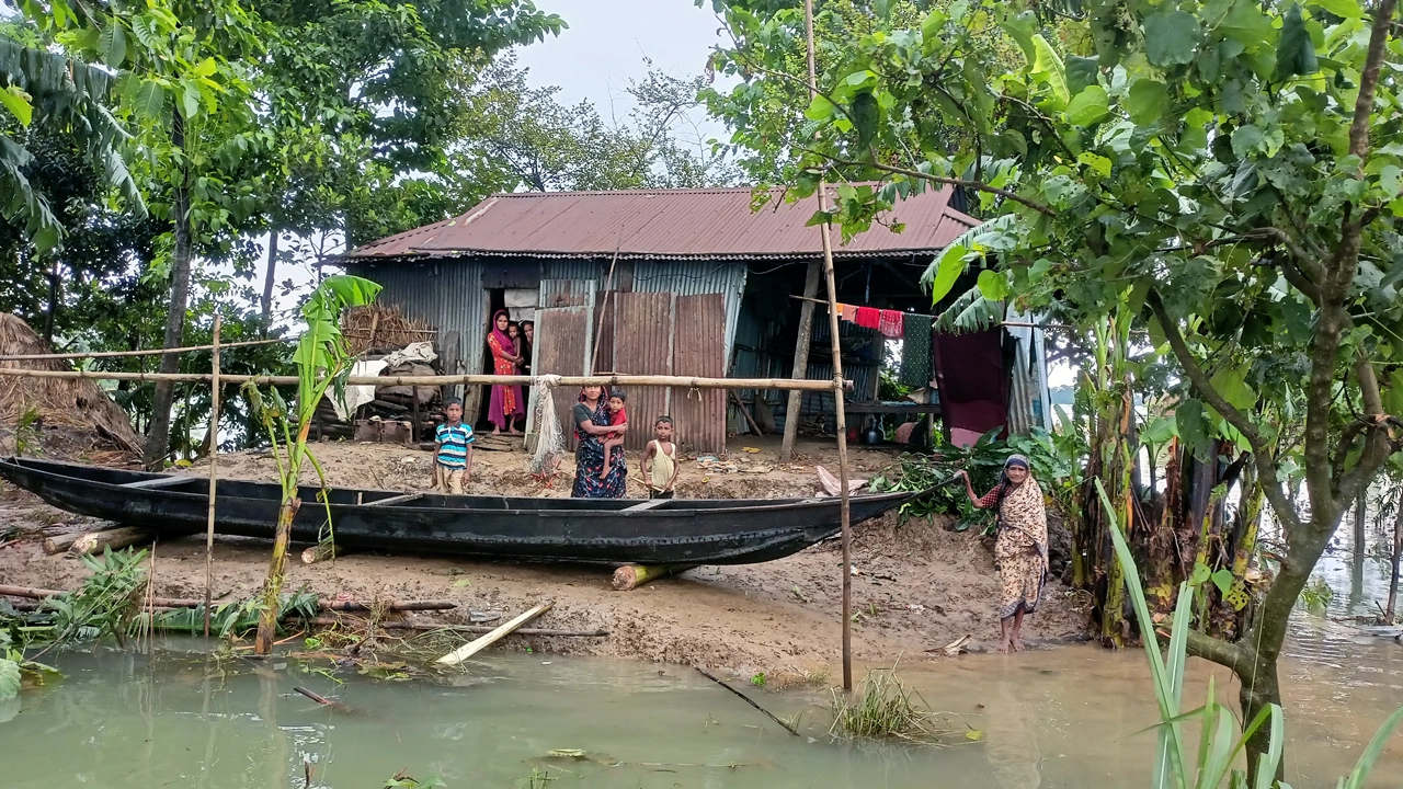 বন্যা কবলিত সিলেটে পানিবন্দি একটি পরিবার। ছবি : কালবেলা