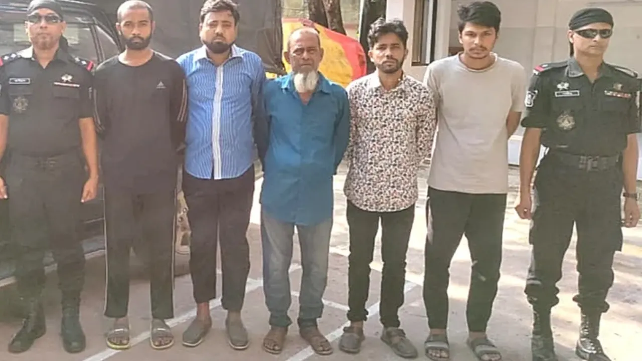 র‌্যাবের হাতে আটক পাঁচ দালাল। ছবি : কালবেলা