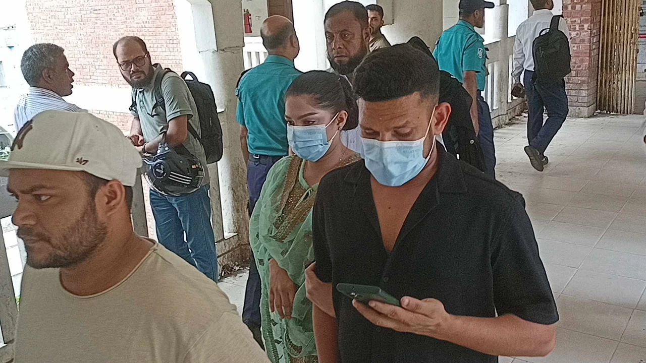আদালত প্রাঙ্গণে নাসির হোসেন ও তার স্ত্রী তামিমা সুলতানা তাম্মী। ছবি : কালবেলা