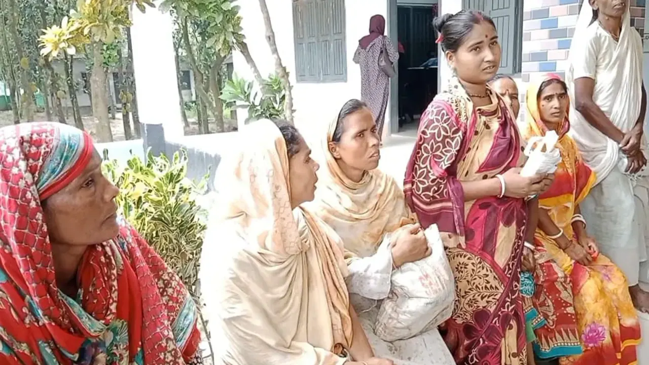 ভিজিএফের চাল না পাওয়া ভুক্তভোগী কার্ডধারীরা। ছবি : কালবেলা