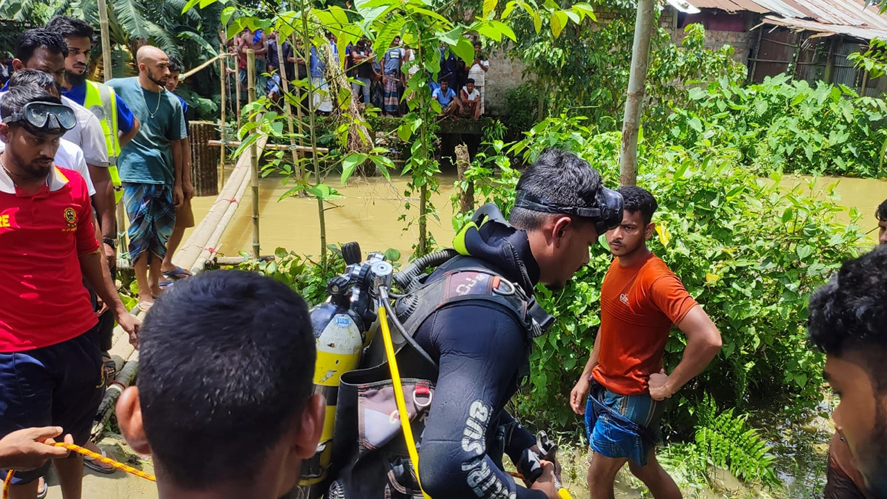 মৌলভীবাজারে পানিতে শিশু ডুবে যাওয়ার ঘটনায় উদ্ধারকাজ চালায় ডুবুরি দল। ছবি : কালবেলা