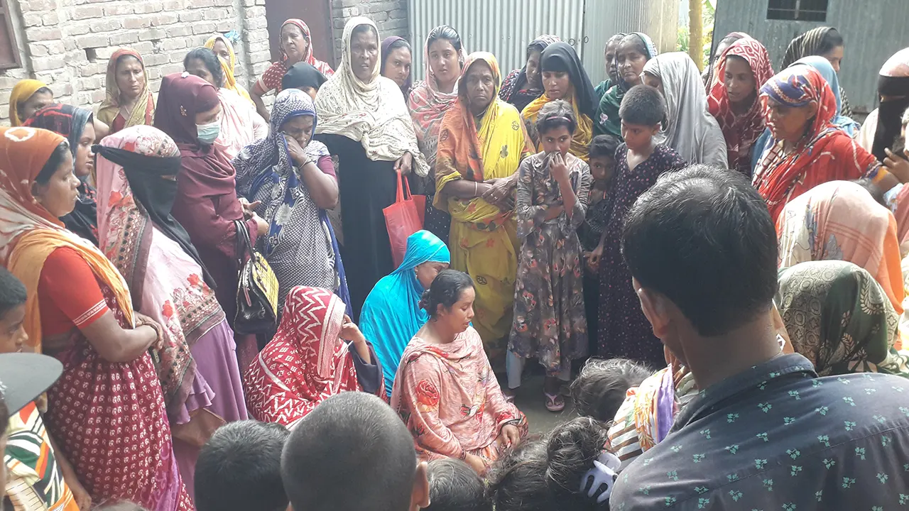 যুবকের আত্মহত্যার ঘটনায় স্বজনদের আহাজারি। ছবি : কালবেলা