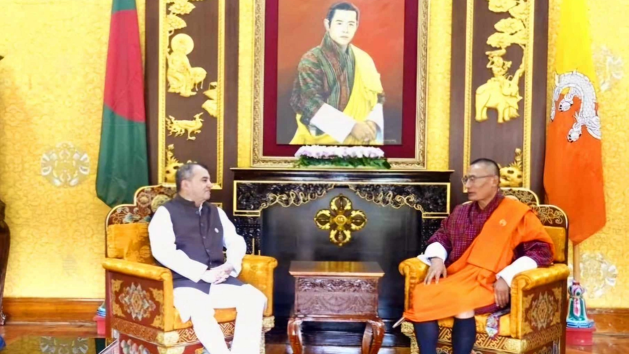 ভুটানের প্রধানমন্ত্রীর সঙ্গে বৈঠক করেছেন পরিবেশমন্ত্রী সাবের হোসেন চৌধুরী। ছবি : সৌজন্য