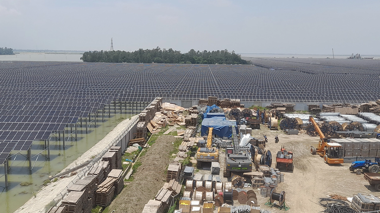 সিরাজগঞ্জ ৬৮ মেগওয়াট সোলার পার্ক নির্মাণ প্রকল্পের একটি খণ্ড চিত্র। ছবি : কালবেলা