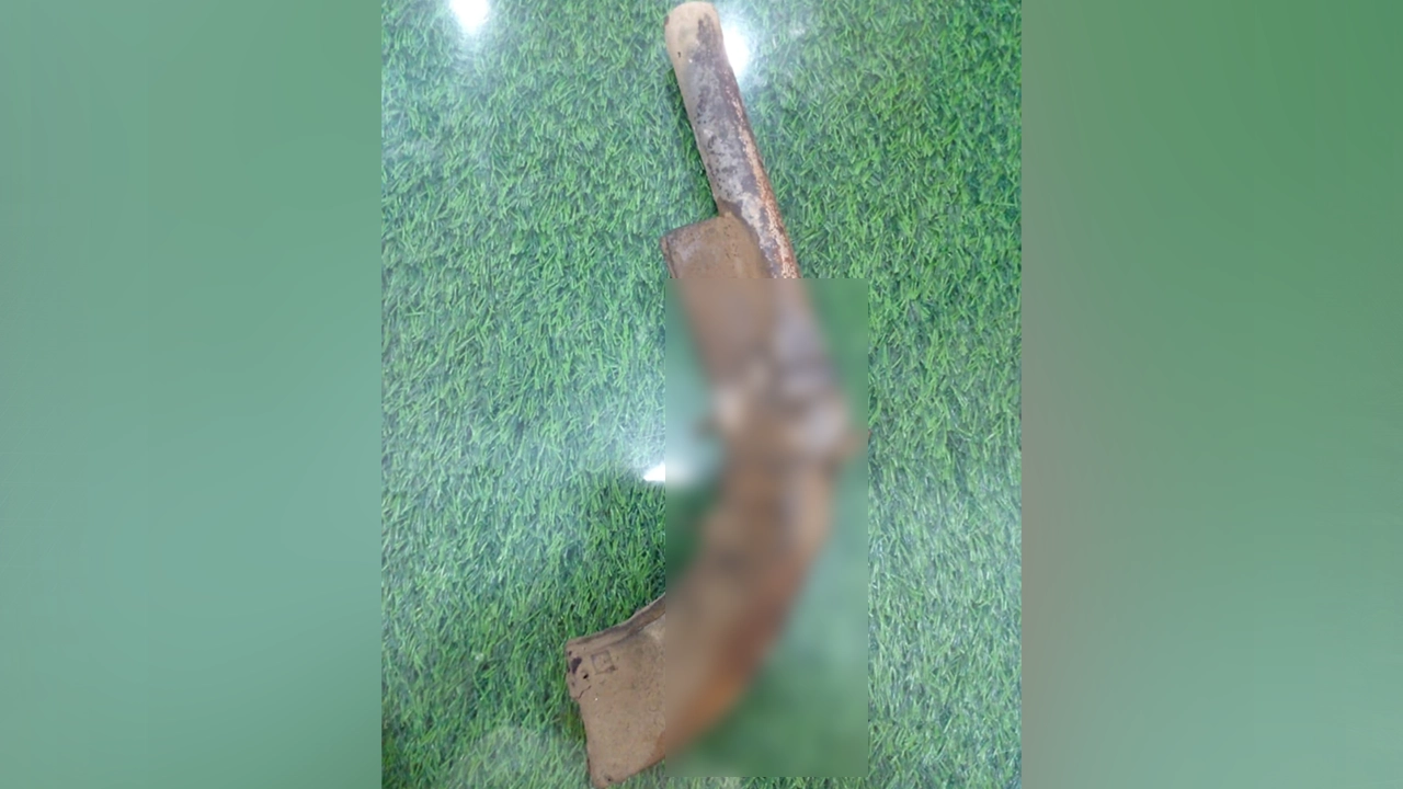 সাতক্ষীরার তালায় উপজেলা পরিষদের পুকুর থেকে অস্ত্র উদ্ধার। ছবি : কালবেলা