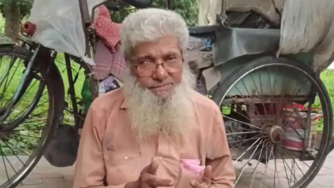 স্ত্রীর কবরের পাশে থাকা শাজাহান মিয়া। ছবি : কালবেলা