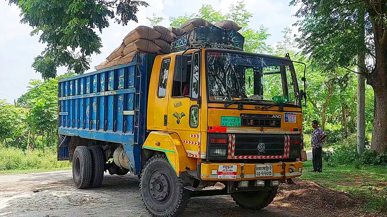 খাদ্যগুদামের জন্য আনা ধানের ট্রাক। ছবি : কালবেলা