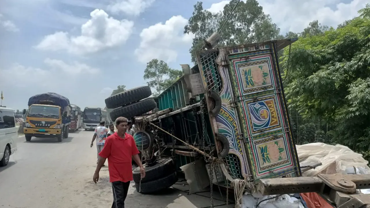 দুর্ঘটনাকবলিত ট্রাক। ছবি : কালবেলা