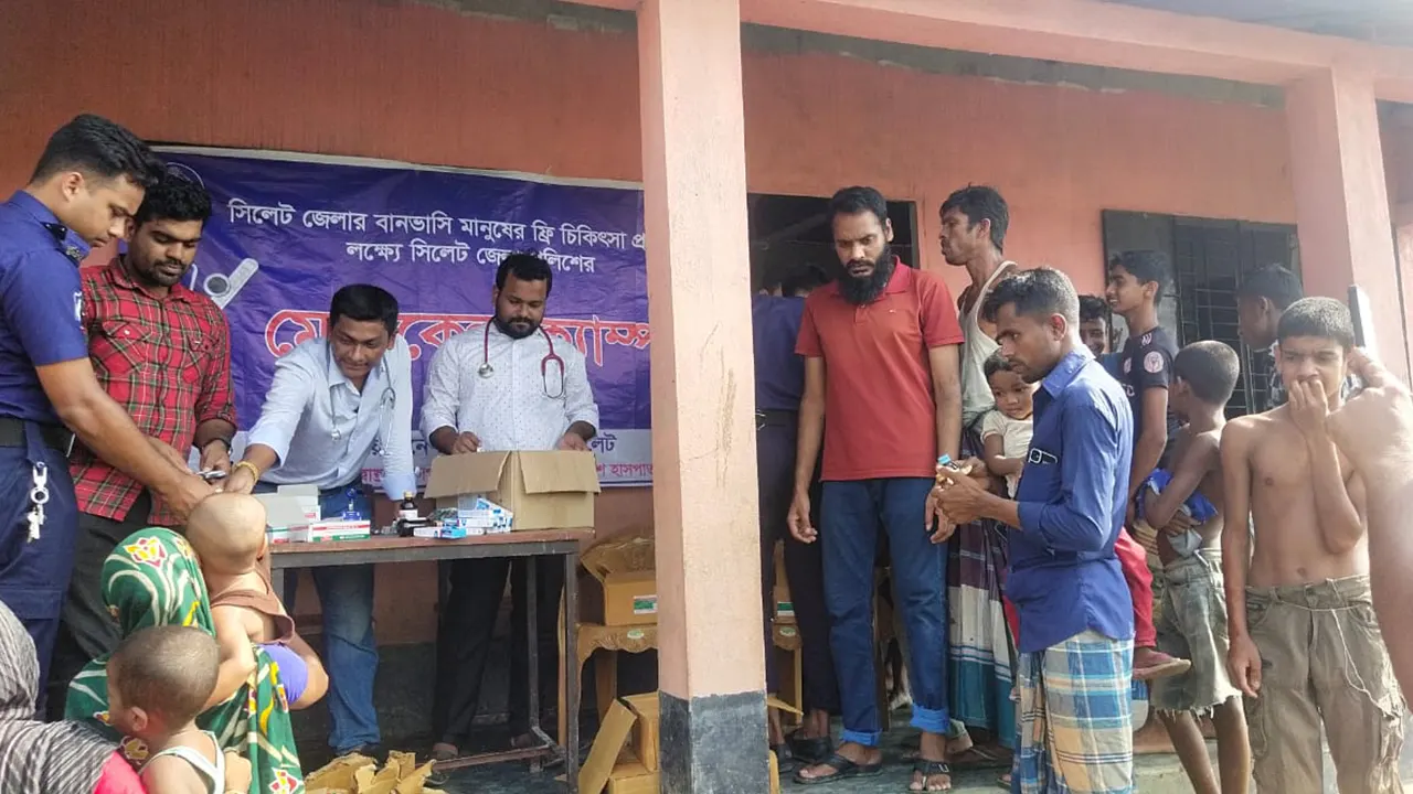 বন্যার পানিতে রোগাক্রান্তদের চিকিৎসাসেবা দেওয়া হচ্ছে। ছবি : কালবেলা