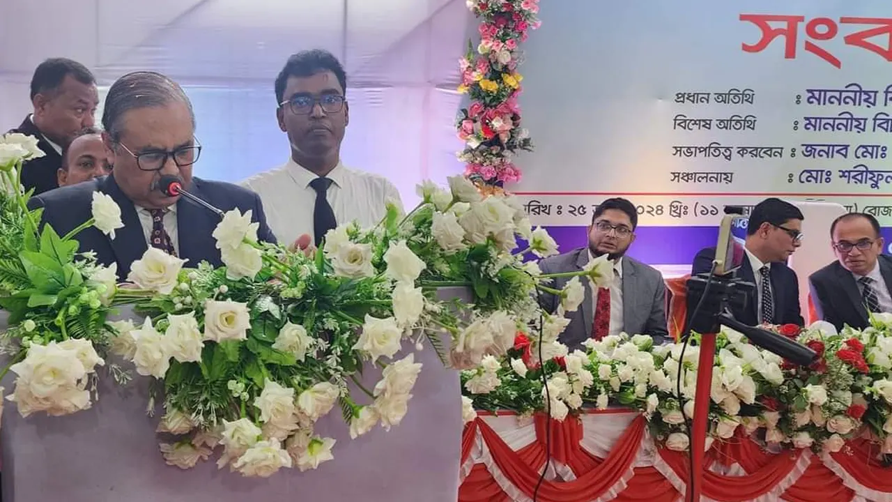 ন্যায়কুঞ্জ উদ্বোধন অনুষ্ঠানে প্রধান অতিথি হিসেবে বক্তব্য রাখেন প্রধান বিচারপতি। ছবি : কালবেলা