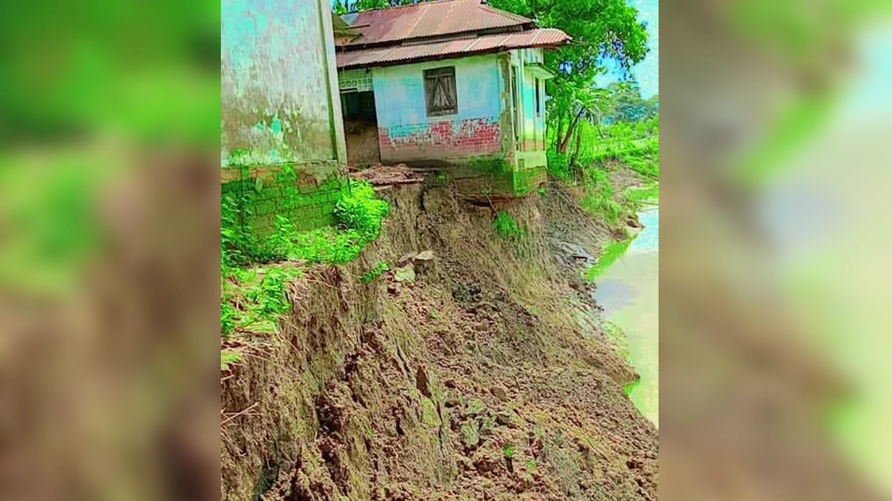 বন্যার পানি কমে যাওয়ায় ভাঙন ঝুঁকিতে ধলাই নদীর পাড়ের একটি বাড়ি। ছবি : কালবেলা