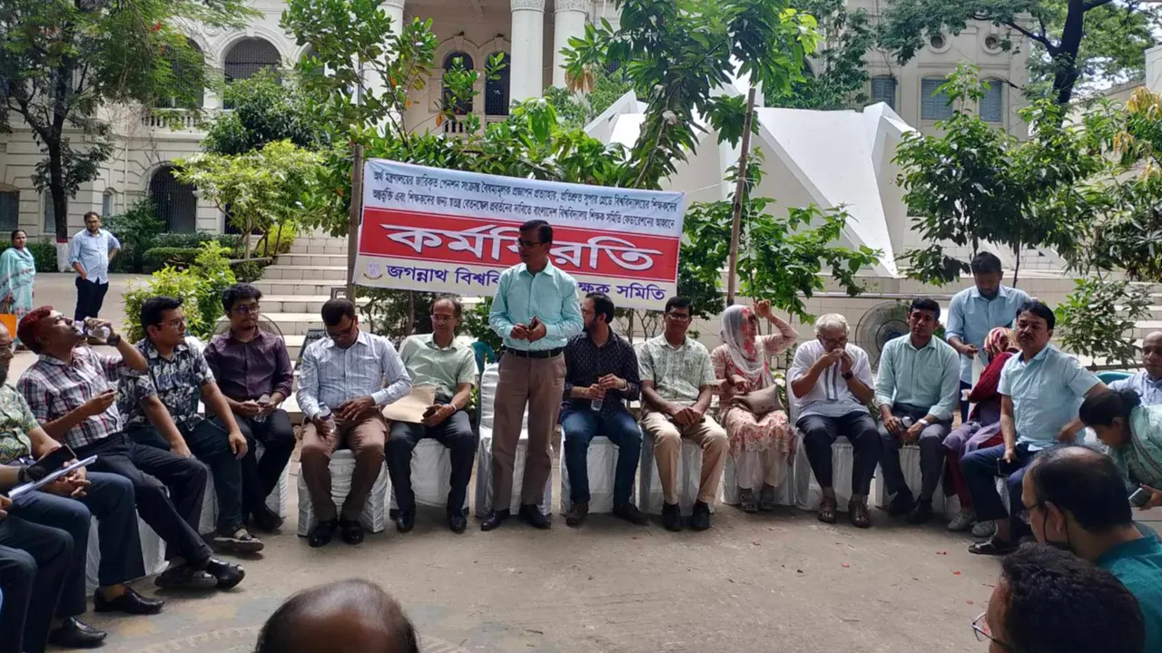 কর্মবিরতি ও অবস্থান কর্মসূচিতে জবি শিক্ষকরা। ছবি : কালবেলা