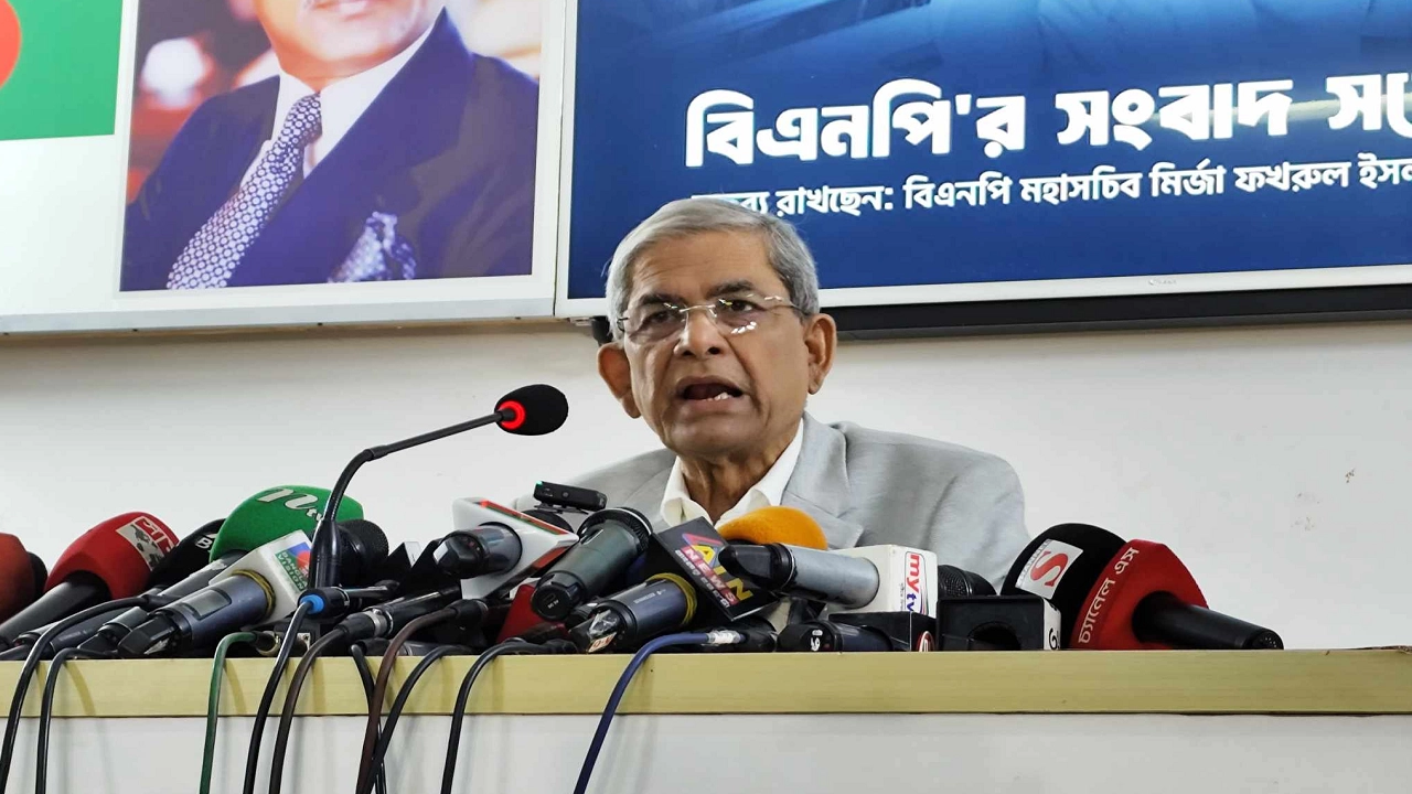 গুলশানে চেয়ারপারসনের কার্যালয়ে এক সংবাদ সম্মেলনে কথা বলেন বিএনপি মহাসচিব মির্জা ফখরুল ইসলাম আলমগীর। ছবি : কালবেলা