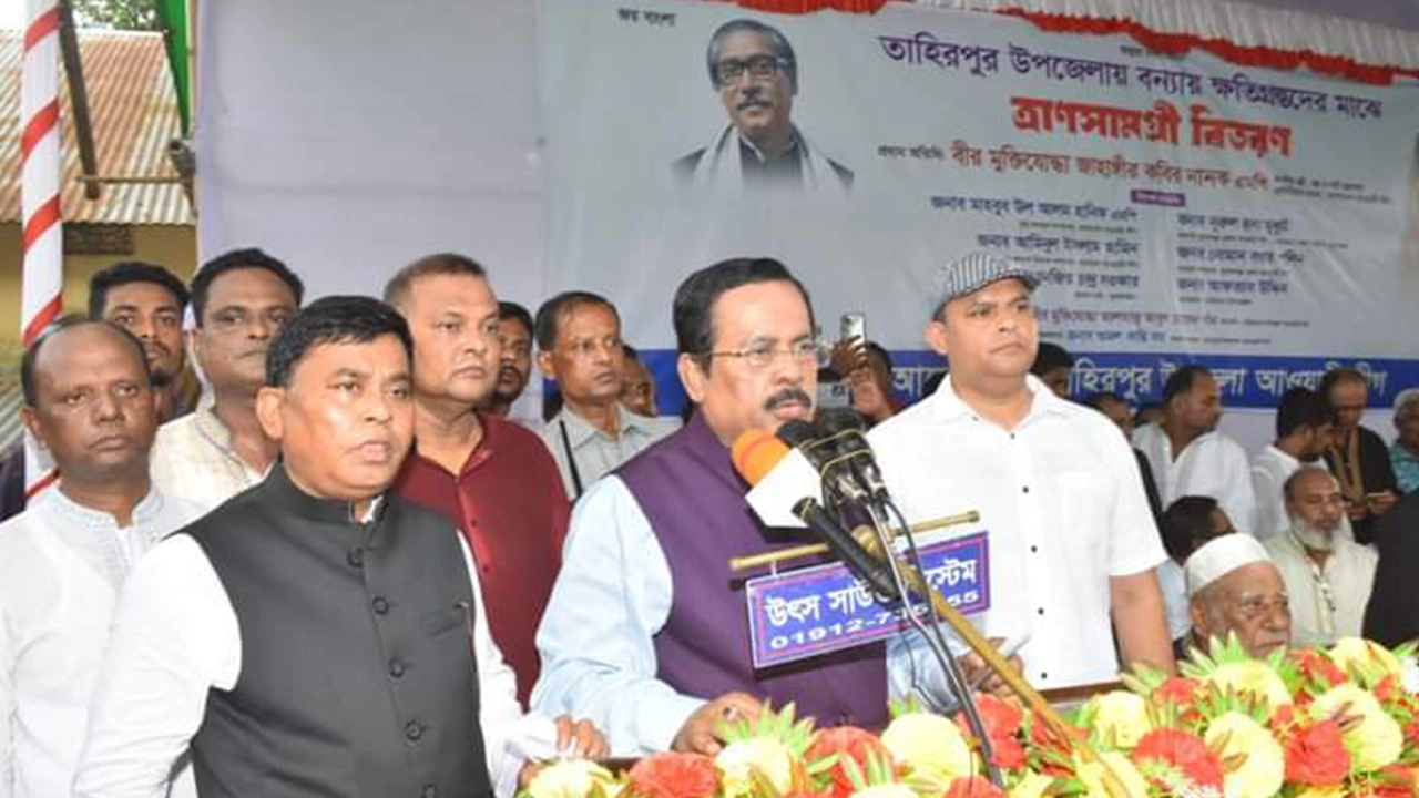 সুনামগঞ্জে তাহিরপুরে বন্যার্তদের মধ্যে ত্রাণ বিতরণ অনুষ্ঠানে বক্তব্য রাখেন জাহাঙ্গীর কবির নানক। ছবি : কালবেলা