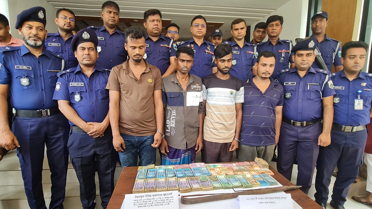 বগুড়ায় আইএফআইসি ব্যাংকে চুরির ঘটনায় চারজন গ্রেপ্তার। ছবি : কালবেলা