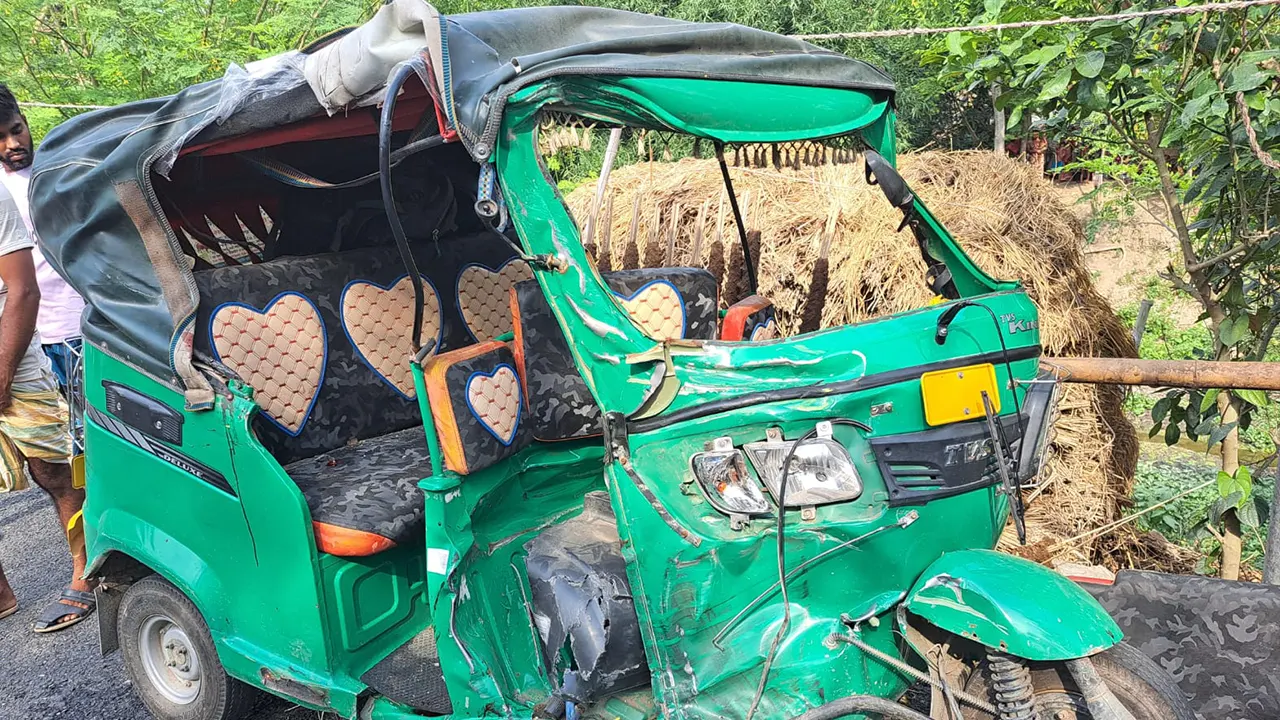 দুর্ঘটনাকবলিত সিএনজি। ছবি : কালবেলা