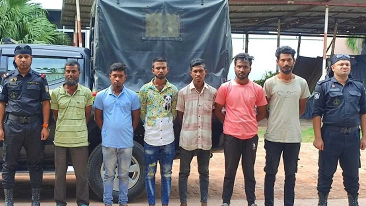 গ্রেপ্তারকৃতরা চাঁদাবাজ চক্রের ৬ সদস্য। ছবি : কালবেলা
