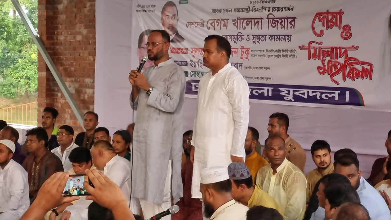 আশুলিয়ায় ঢাকা জেলা যুবদল আয়োজিত দোয়া মাহফিলে সুলতান সালাউদ্দিন টুকু। ছবি : কালবেলা
