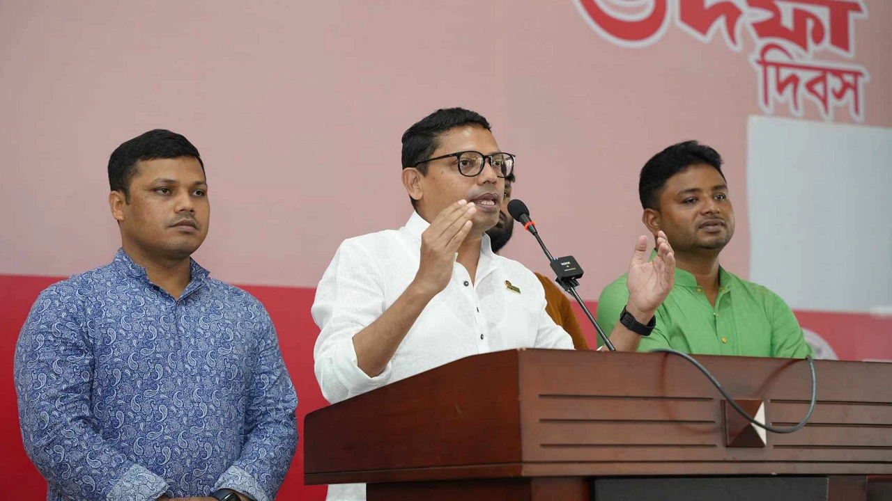 তেজগাঁওস্থ ঢাকা জেলা আওয়ামী লীগ ভবনে আয়োজিত এক আলোচনা সভায় কথা বলেন জুনাইদ আহমেদ পলক। ছবি : কালবেলা