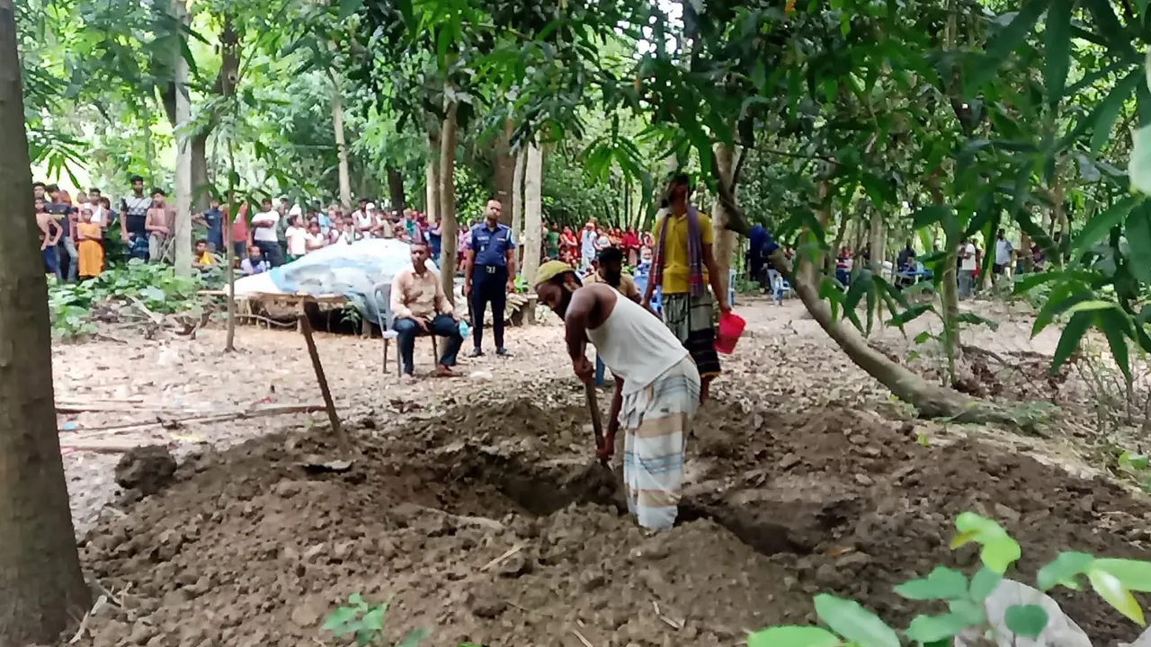 আদালতের নির্দেশে দেড় মাস পর সমাধি থেকে কিশোরের মরদেহ উত্তোলন করা হয়। ছবি : কালবেলা