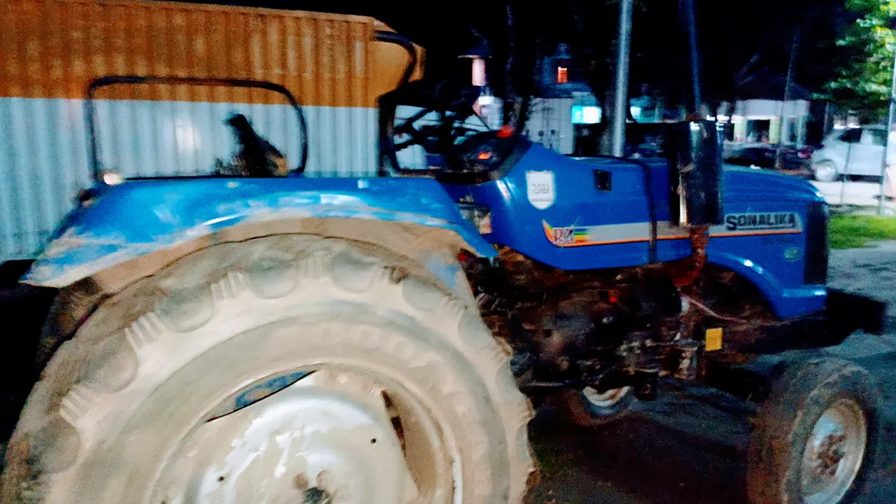 চাপা দেওয়া মাহিন্দ্র ট্রাক্টর। ছবি : কালবেলা