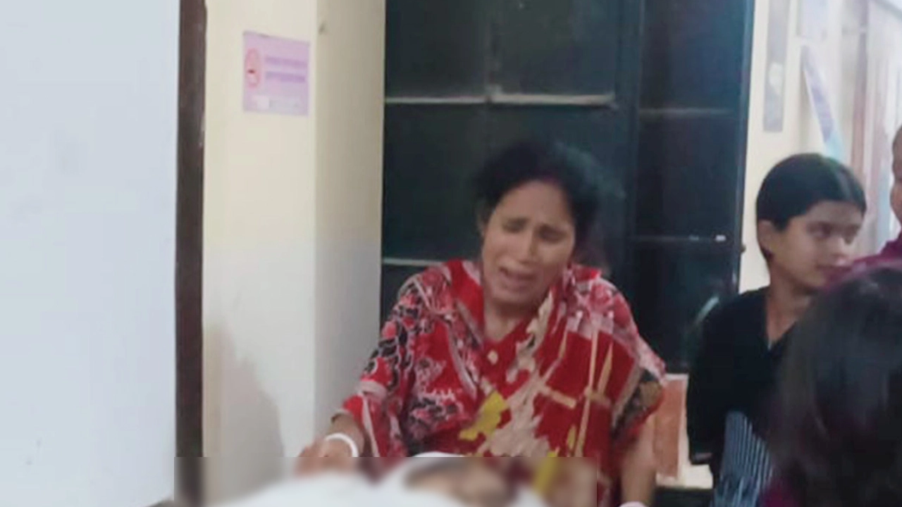 সাপের কামড়ে মৃতের স্বজনদের আহাজারি। ছবি : কালবেলা