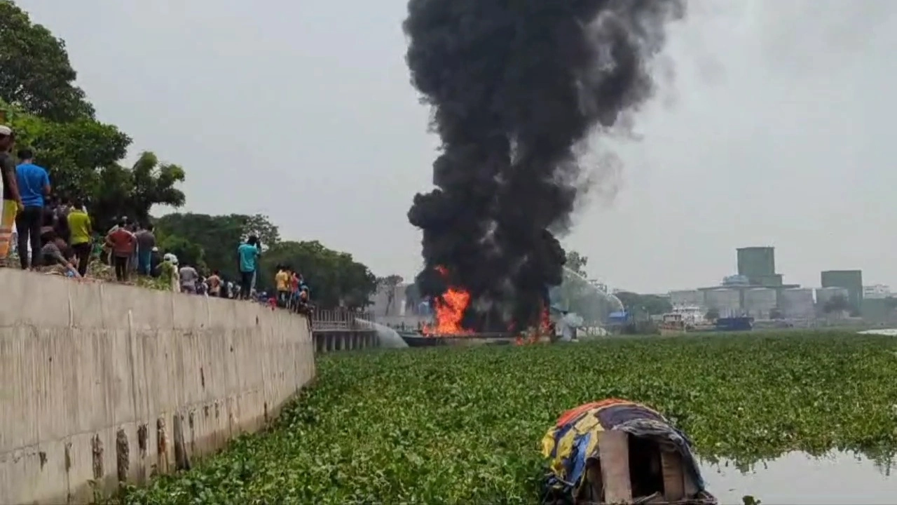 বুড়িগঙ্গা নদীতে তেলবাহী ট্রলারের আগুন জ্বলছে। ছবি : কালবেলা
