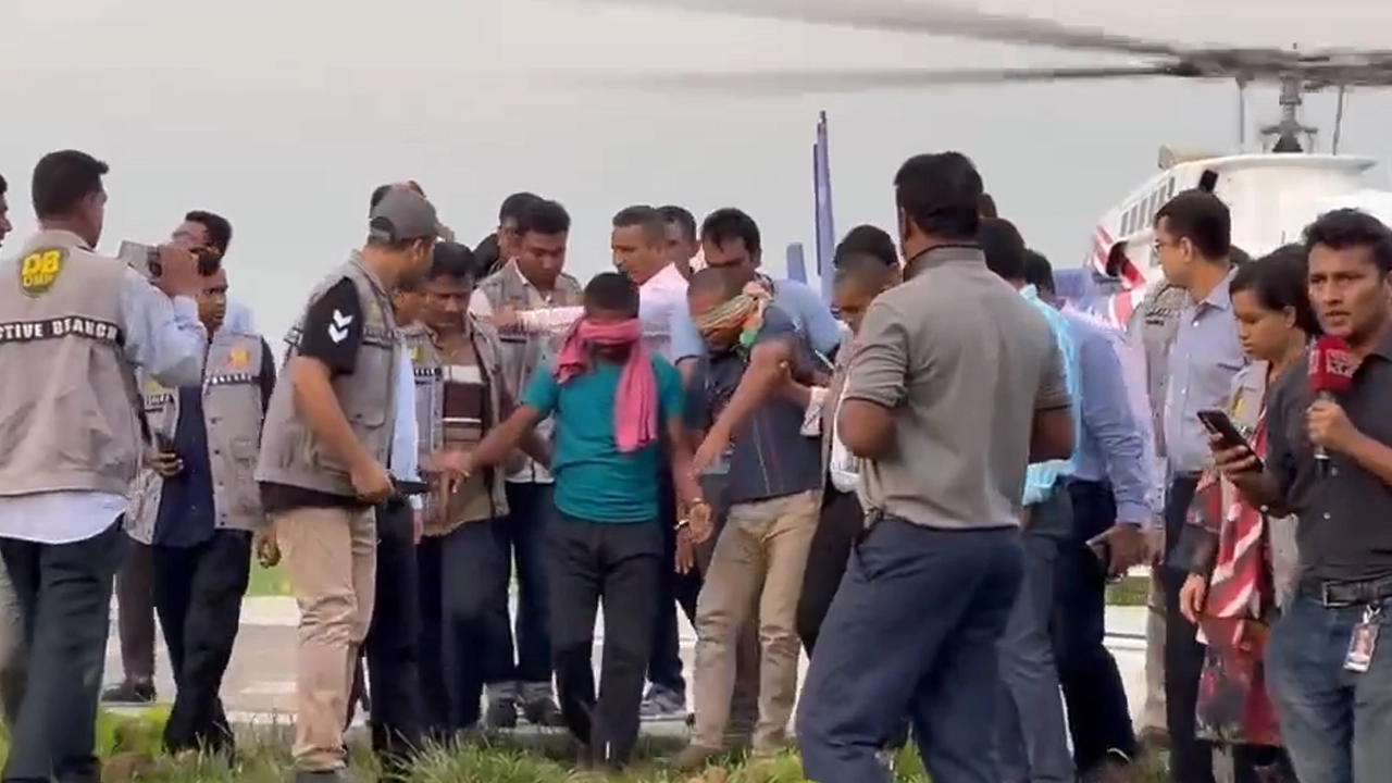 ঢাকায় নেওয়া হয়েছে খাগড়াছড়ির দুর্গম পাহাড়ে গ্রেপ্তার ২ আসামিকে। ছবি : সংগৃহীত