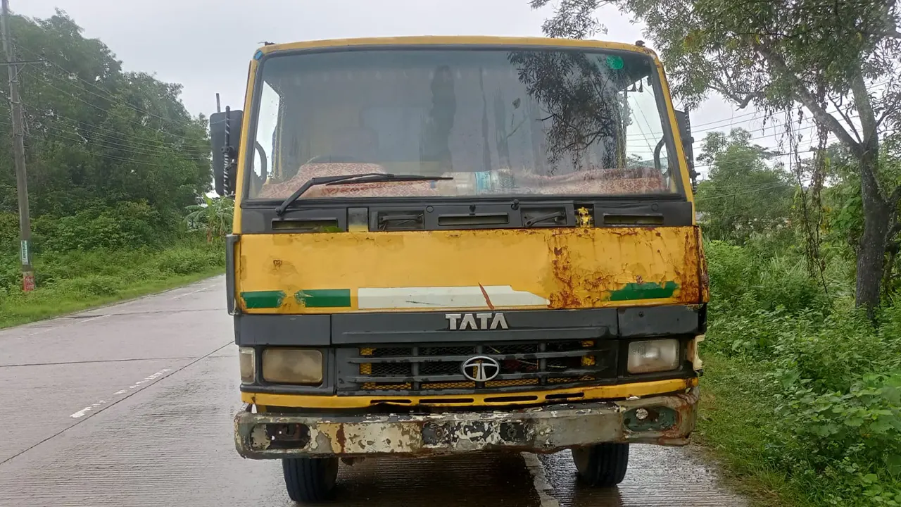 চিনিসহ জব্দ করা ট্রাক। ছবি : কালবেলা