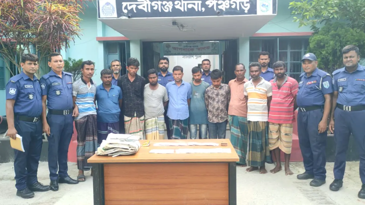 পুলিশের হাতে গ্রেপ্তার ১০ জুয়াড়ি। ছবি : কালবেলা