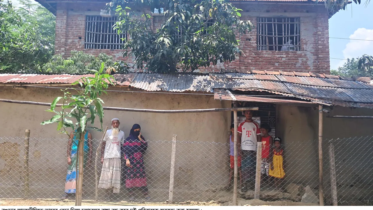 তারের বেড়া দেওয়ায় অবরুদ্ধ পরিবারের সদস্যরা। ছবি : কালবেলা