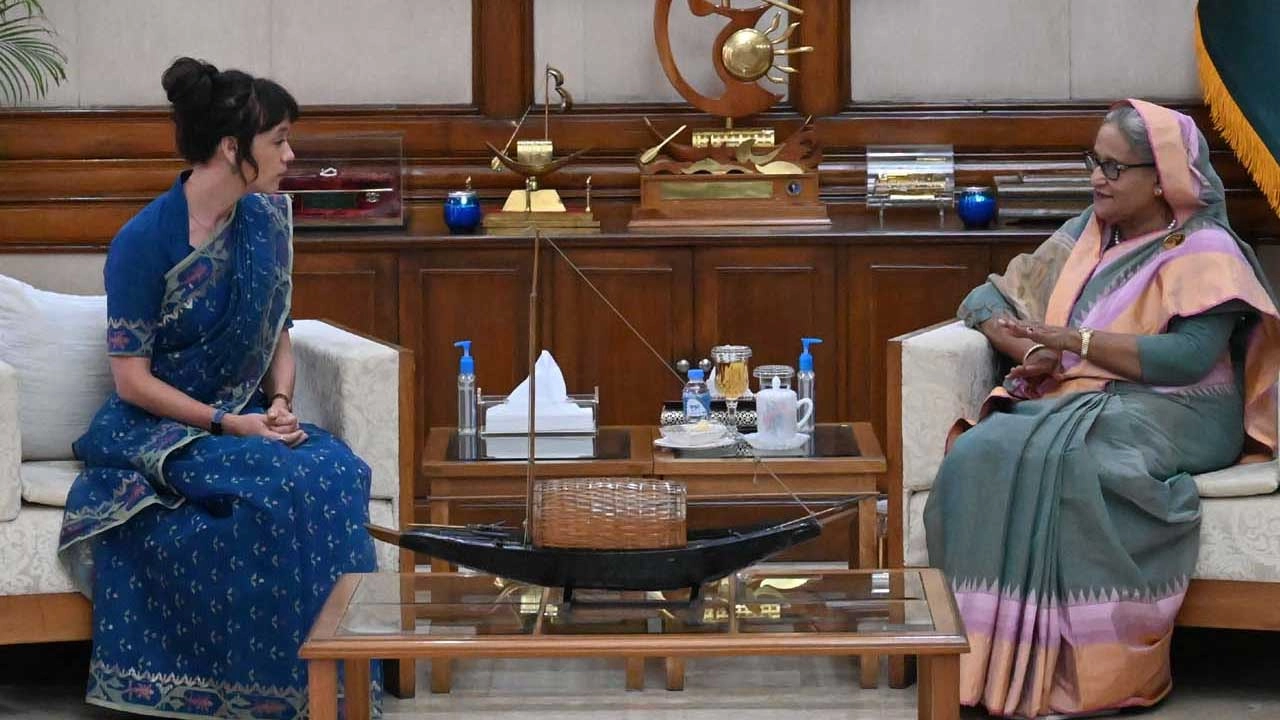বাংলাদেশে নিযুক্ত সুইডিশ রাষ্ট্রদূত আলেকজান্দ্রা বার্গ ভন লিন্ডে ও প্রধানমন্ত্রী শেখ হাসিনা। ছবি : সংগৃহীত