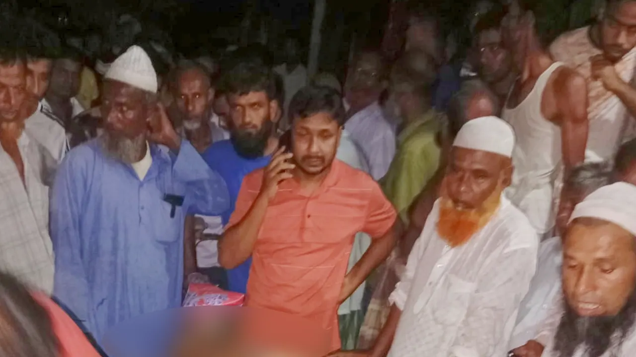 নিহতের বাড়িতে স্থানীয়দের ভিড়। ছবি : কালবেলা
