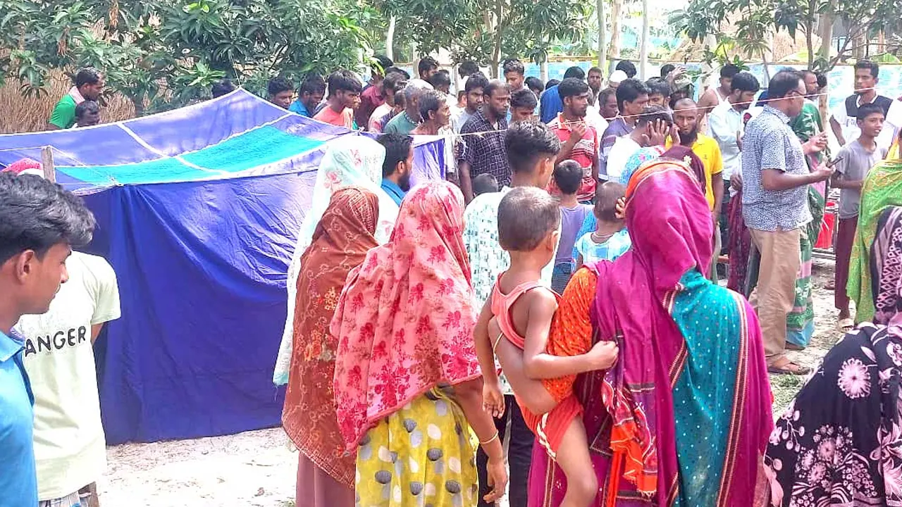 নিহতদের বাড়িতে স্থানীয়দের ভিড়। ছবি : কালবেলা