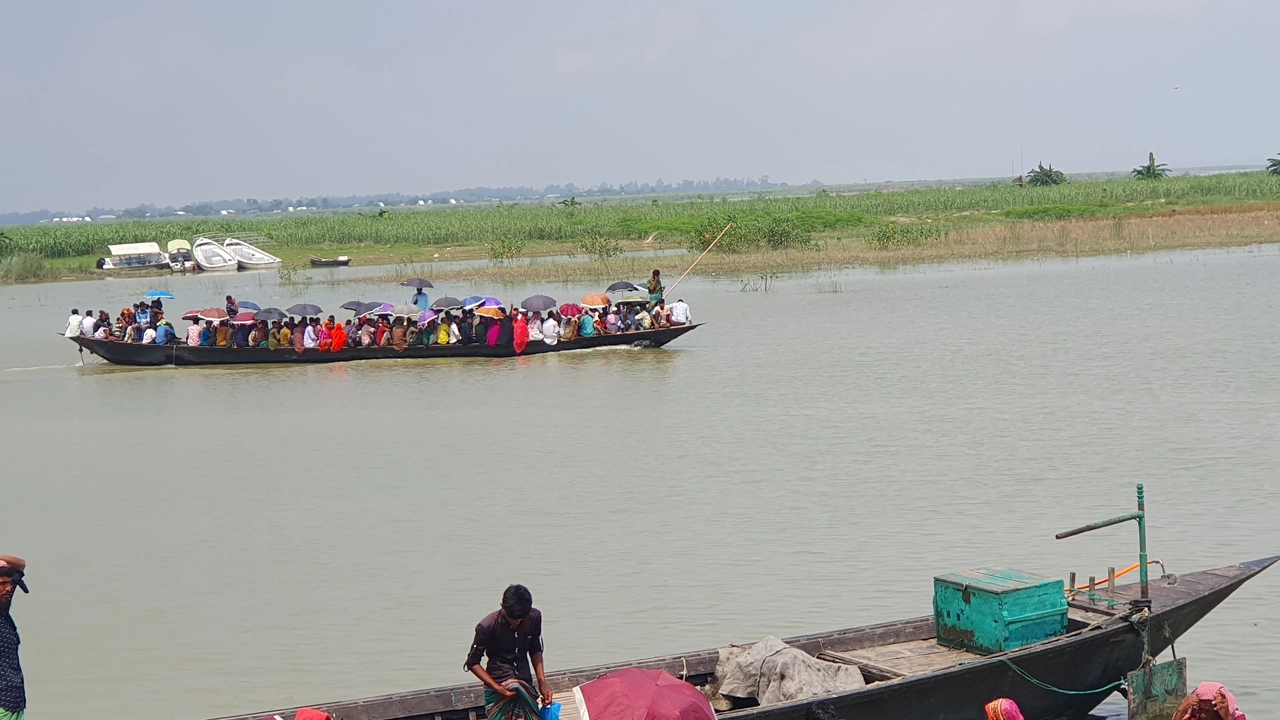 ইসলামপুর উপজেলার গুঠাইল ঘাটে মানুষজন বিভিন্ন গন্তব্যে যেতে পারাপার হচ্ছেন নৌকায়। ছবি : কালবেলা