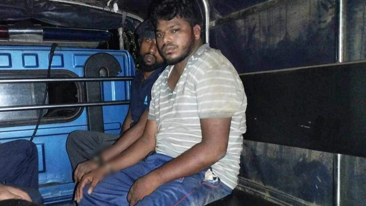 জাবিতে শিক্ষার্থীকে ধর্ষণচেষ্টা ও ছিনতাইয়ের ঘটনায় গ্রেপ্তারকৃত দুজন। ছবি : কালবেলা