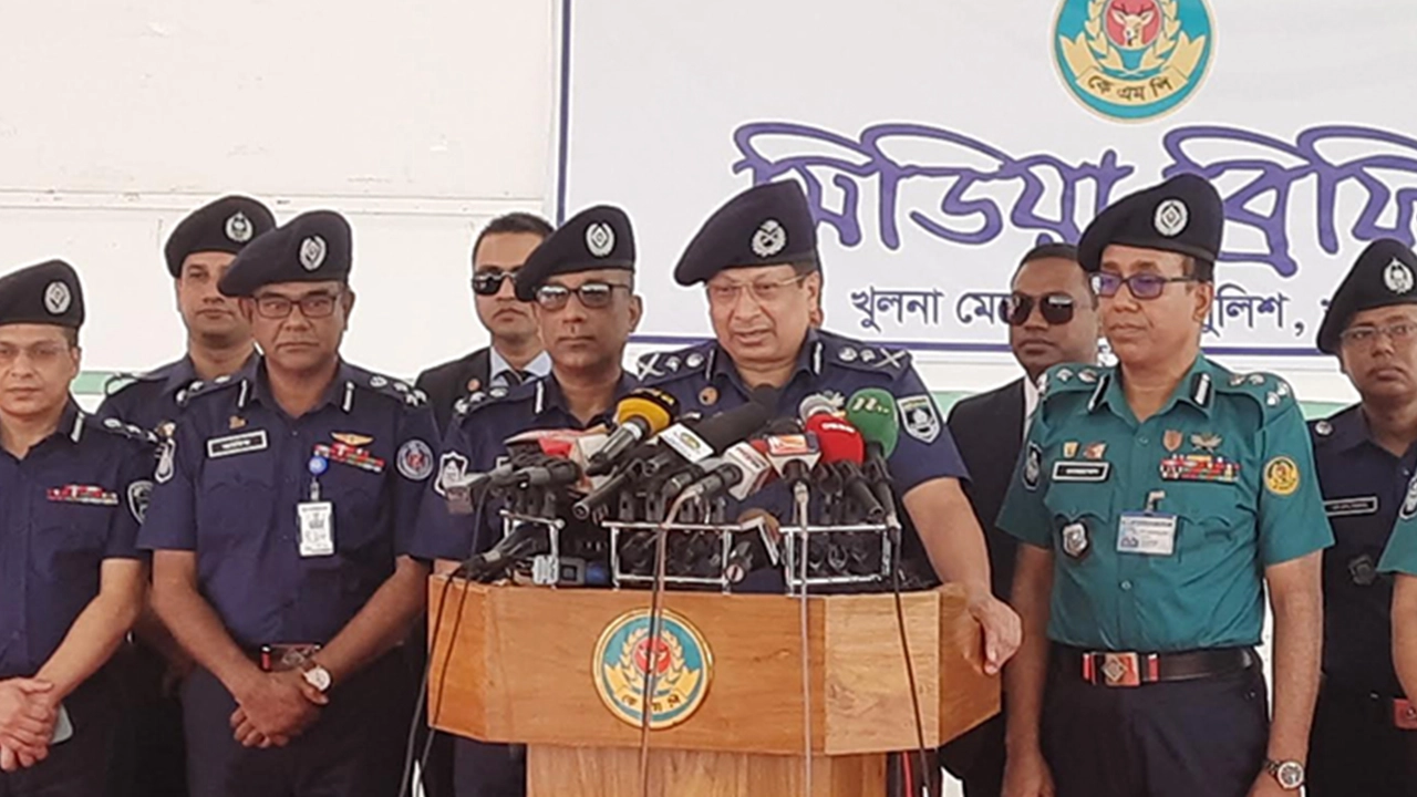 খুলনা মেট্রোপলিটন পুলিশ লাইনে সাংবাদিকদের সঙ্গে কথা বলেন পুলিশের মহাপরিদর্শক (আইজিপি) চৌধুরী আবদুল্লাহ আল-মামুন। ছবি : কালবেলা